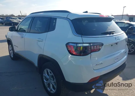 2024 Jeep Compass Latitude 4X4 z USA, uszkodzony, nr VIN 3C4NJDBN8RT109969